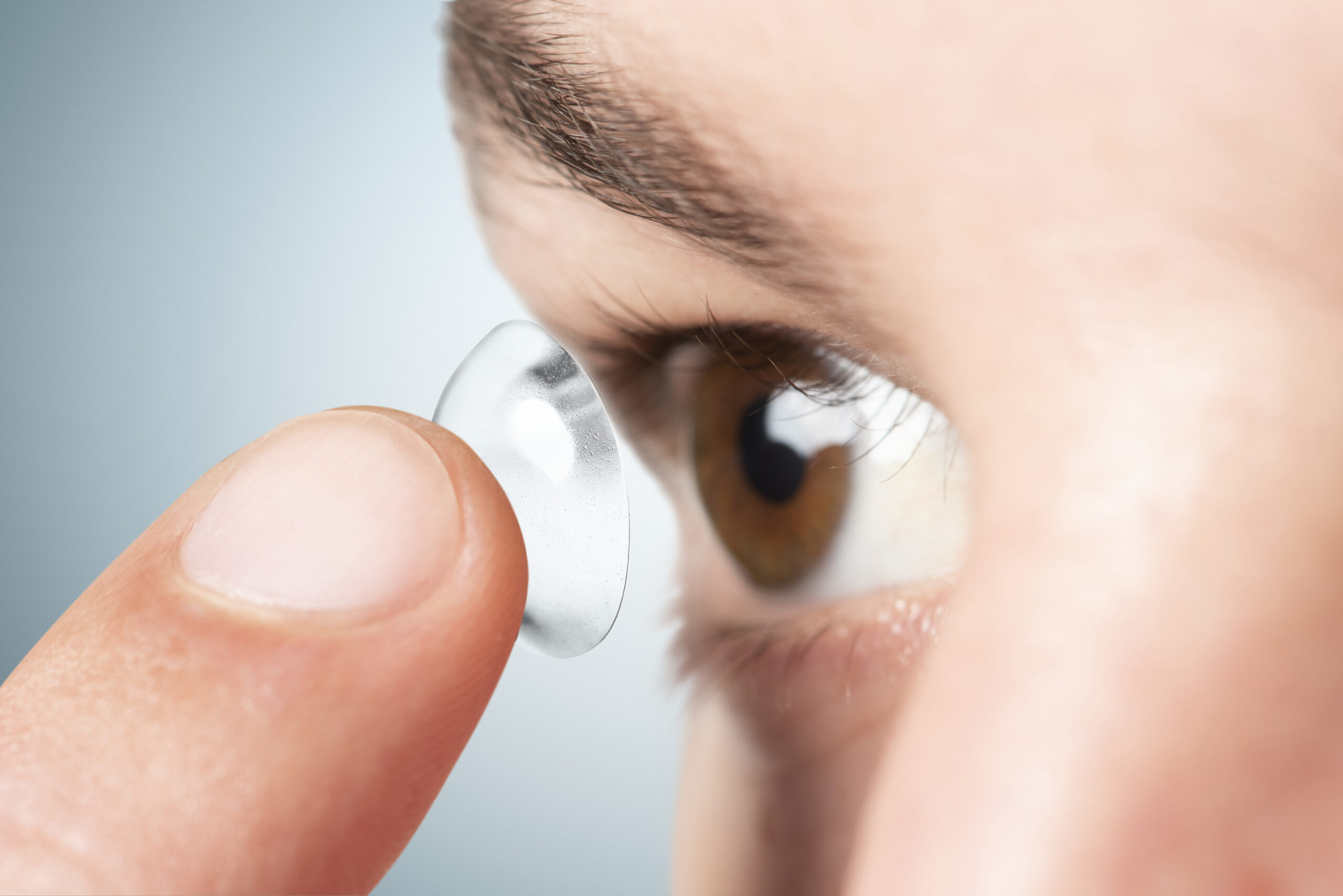 Comment enlever des lentilles de contact : le guide complet