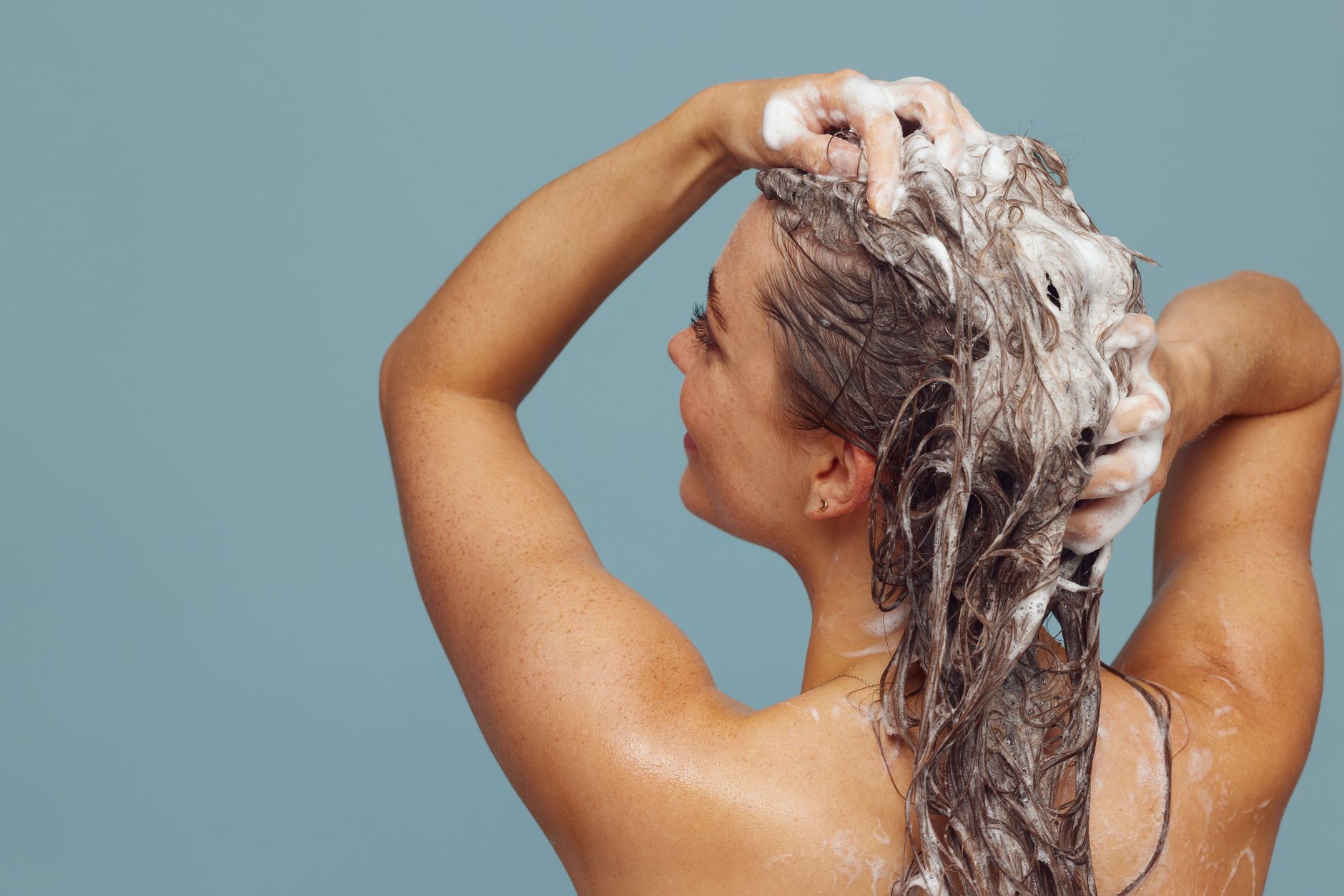 Cheveux qui sentent mauvais : causes et solutions durables
