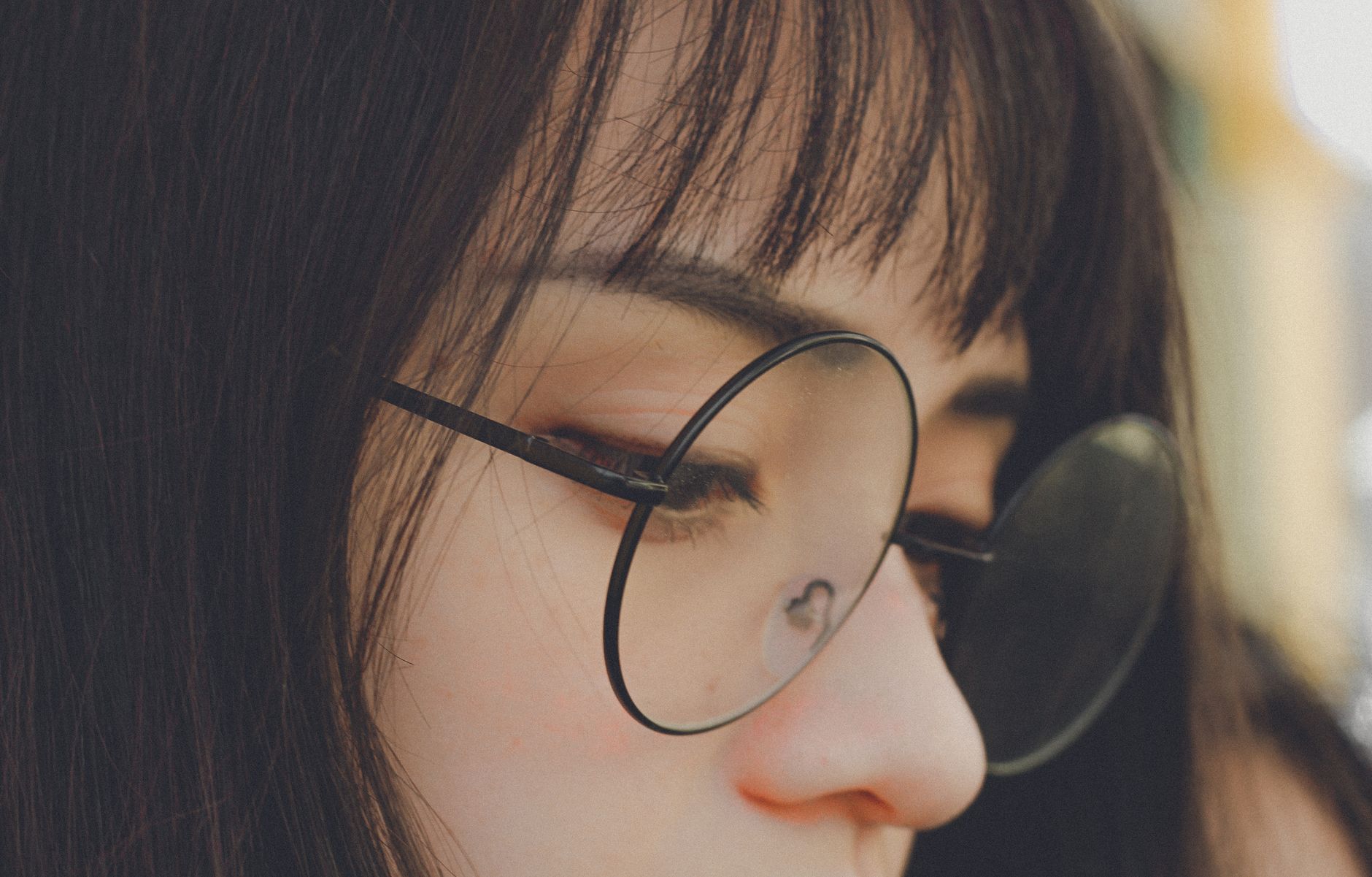 Quelles lunettes pour un visage rond ? Le guide complet