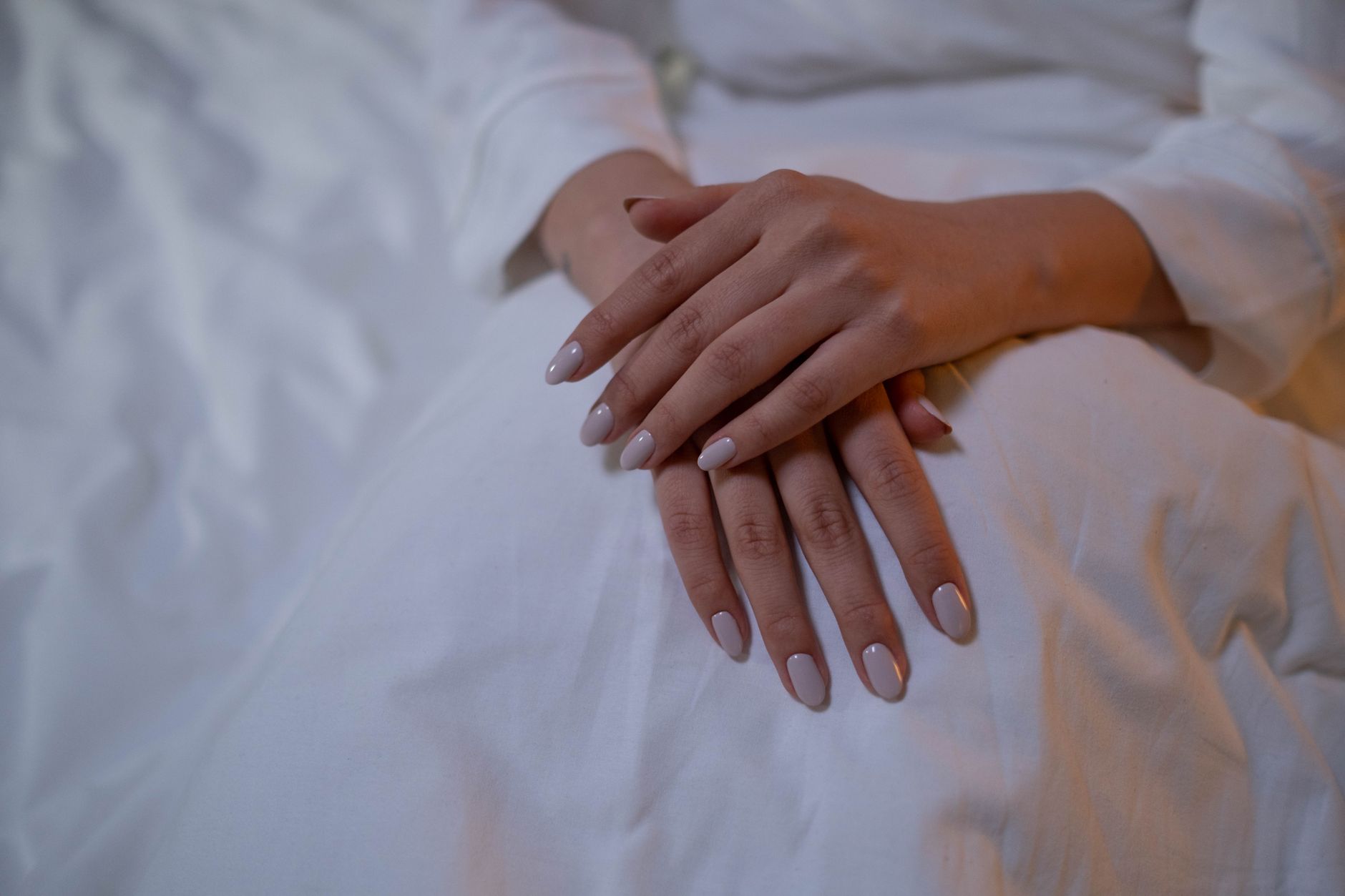 Milky nails : la tendance ongles laiteuse qui cartonne
