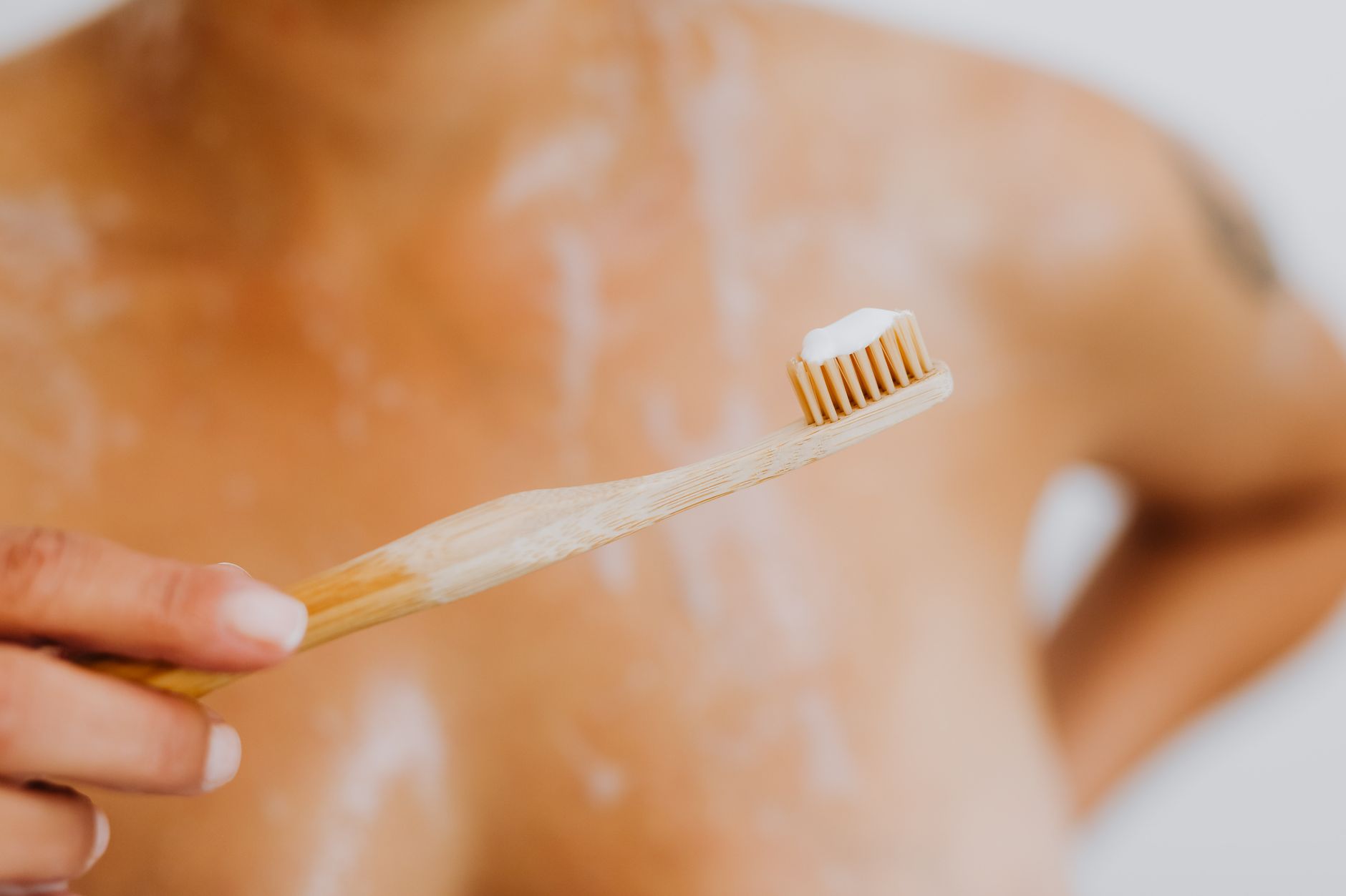 Dentifrice sur un bouton : pourquoi c&rsquo;est une fausse bonne idee