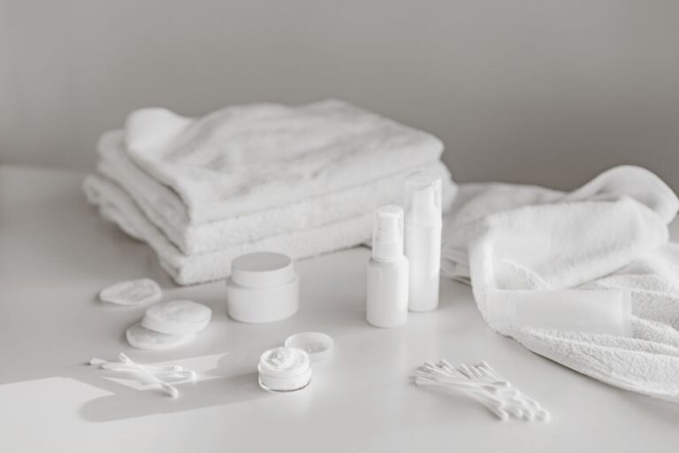 Eau micellaire le soir, gel nettoyant le matin : est-ce que ça a du sens ?